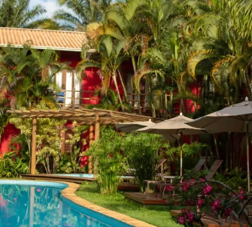 piscina com espreguicadeiras e jardim tropical 28redimensionada