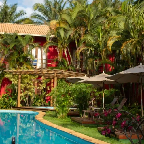 piscina com espreguicadeiras e jardim tropical 28redimensionada